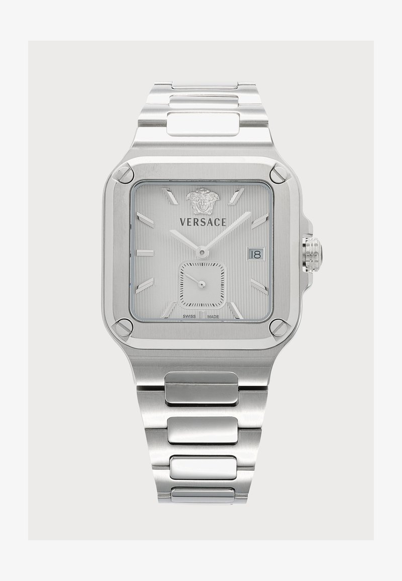 Montre-bracelet Versace argentée avec cadran carré, index horaires minimalistes, guichet date et bracelet en acier inoxydable.