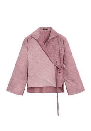 Veste enveloppante rose à texture douce avec un large col, des manches longues et une fermeture à nouer sur le côté, présentant un ourlet légèrement asymétrique.
