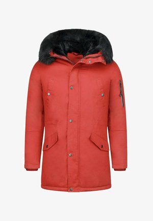Rode parka jas met een kap gevoerd met bont, drukknopen, twee voorvakken en een zak met rits op de mouw. Het materiaal lijkt duurzaam en warm.