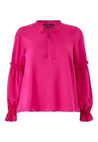 Lyserød bluse med en rund flæsekrave, nøglehulåbning og lange puffærmer, der har elastiske manchetter og en glat, blank overflade.