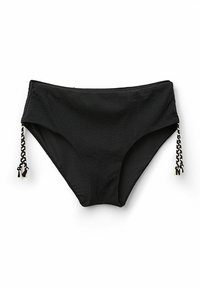 Parte inferior de bikini negra de tiro alto con material texturizado. Presenta acentos laterales trenzados en negro y pequeños detalles metálicos.