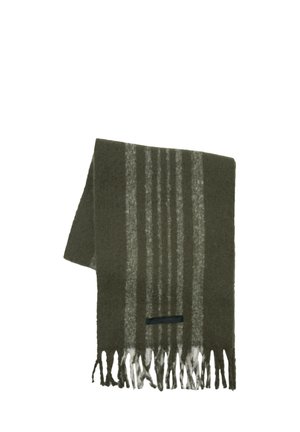 Écharpe vert olive en tissu doux, avec des rayures verticales grises, des bords à franges et un accent noir près du bas.