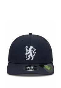 Marineblaues Baseball-Cap mit einem weißen gestickten Löwenemblem. Hat eine glatte Textur, einen gebogenen Schirm und Belüftungsöffnungen.