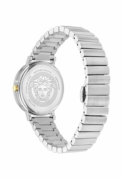 Montre-bracelet en métal argenté avec bracelet à maillons, tête de Méduse gravée au dos du boîtier et texte indiquant acier inoxydable, verre saphir, fabrication suisse, étanche.