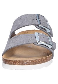 Grå mockasin sandaler med två justerbara remmar och silverfärgade spännen. Korkfotbädd och vit gummisula för komfort och stöd.