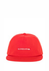 Rote Baseballmütze aus Stoff mit flachem Schild und aufgesticktem "Quiksilver"-Logo auf der Vorderseite. Glatte Textur mit einer strukturierten Form.