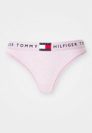 Lichtroze katoenen string met een logo tailleband waarop de tekst "TOMMY HILFIGER" staat. Soepele textuur en een laag uitgesneden ontwerp.