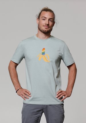 Lichtblauw T-shirt met korte mouwen, met een graphic van een gele banaan met een regenbooggestreepte bovenkant, gemaakt van een zachte katoenmix.