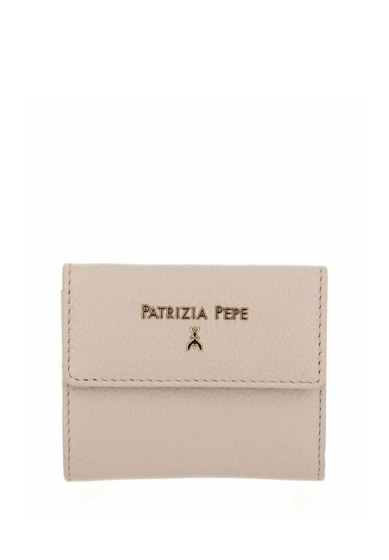 Portefeuille en cuir beige à surface texturée, doté d'une fermeture à pression et d'un logo embossé en doré. Design rectangulaire compact aux lignes épurées.