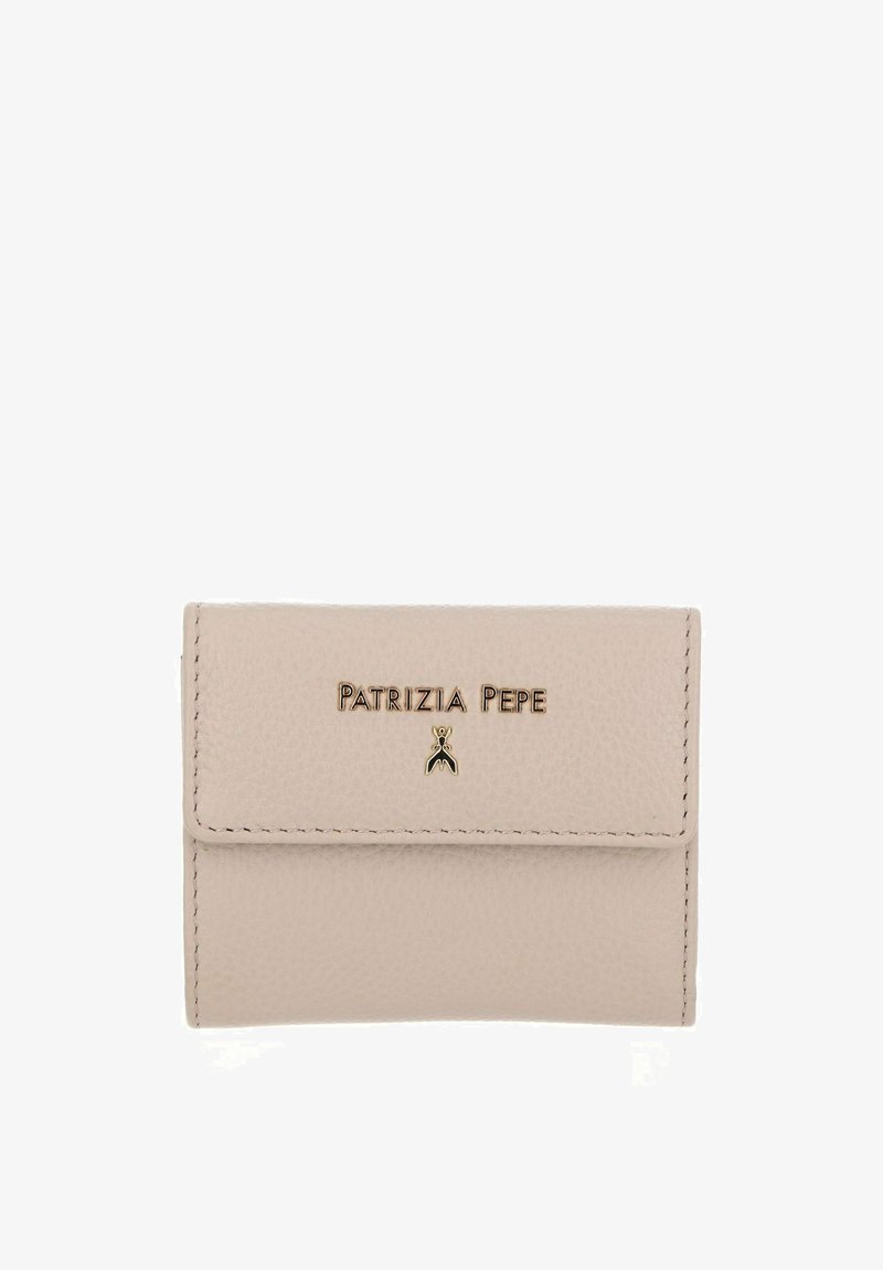 Portefeuille en cuir beige à surface texturée, doté d'une fermeture à pression et d'un logo embossé en doré. Design rectangulaire compact aux lignes épurées.