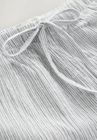 Unausgewählt, white grey stripe