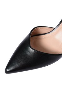 Scarpa con tacco alto, in pelle nera, con punta affusolata e una superficie liscia, dotata di un decollété basso che rivela l'interno di colore beige.