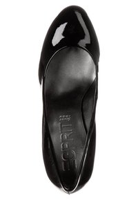 Chaussure à talon haut en cuir verni noir avec un bout pointu, une surface lisse et une semelle intérieure rembourrée avec le nom de la marque en relief.