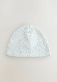 Gorrito de bebé tejido en azul claro con un patrón floral, que presenta canalé vertical y un diseño de puño doblado. Tejido suave y texturizado.