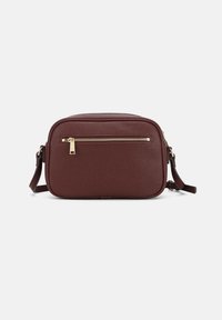Borsa a tracolla in pelle marrone con finitura testurizzata, forma rettangolare, tasca frontale con zip e tracolla regolabile. Dettagli in metallo dorato.