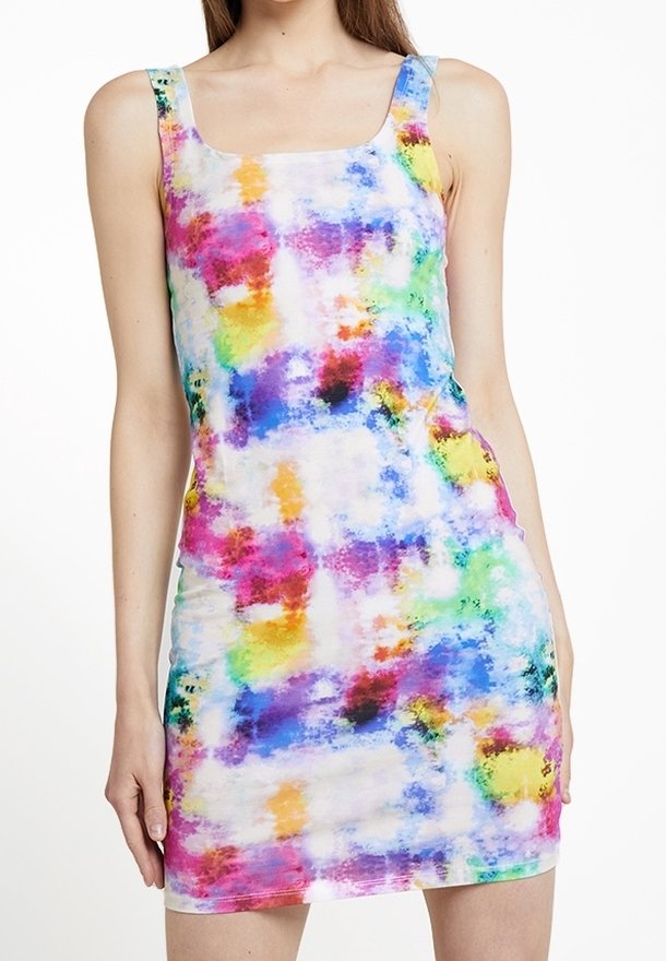 Robe courte sans manches à encolure carrée présentant un motif abstrait aquarelle multicolore vif sur fond blanc.