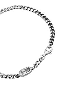 Bracciale in argento con anelli intrecciati, dotato di chiusura e di un'etichetta incisa che rappresenta una palma. Finitura metallica liscia.