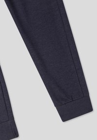 Pantaloni jogger blu navy realizzati in morbido misto cotone, con polsini a costine e una superficie liscia, progettati per comfort e versatilità.
