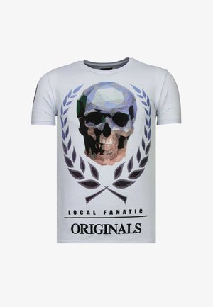 Wit T-shirt met een geometrisch schedelontwerp omringd door laurierbladeren, met de tekst "LOCAL FANATIC ORIGINALS" aan de onderkant.