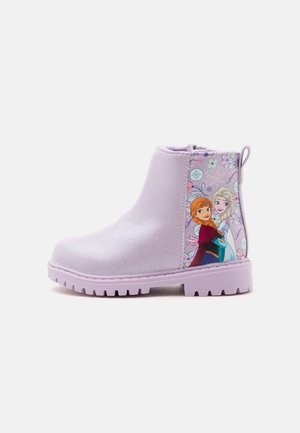 Botte enfant lavande avec finition scintillante, avec les personnages animés Anna et Elsa sur le panneau latéral accompagnés de motifs de flocons de neige et floraux.