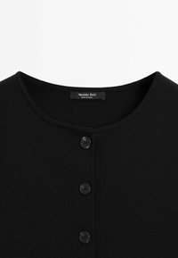 Zwarte geribbelde gebreide top met een ronde hals, voorzien van drie grote zwarte knopen en een etiket met "Massimo Dutti."