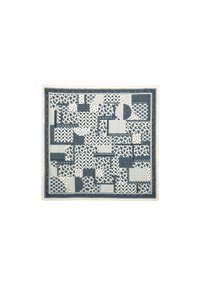 Bomuldsfrakke med et patchwork af marineblå mønstre på en cremefarvet baggrund, med forskellige former inklusive cirkler og blomstermotiver.