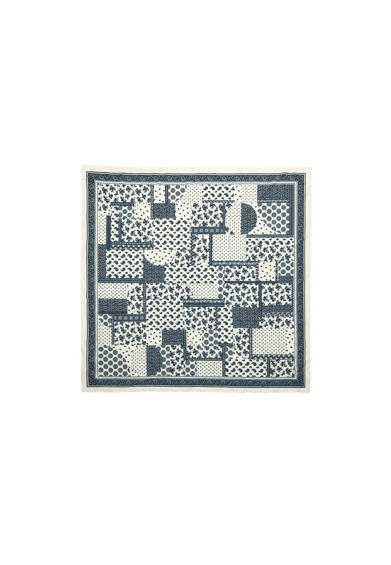 Bomuldsfrakke med et patchwork af marineblå mønstre på en cremefarvet baggrund, med forskellige former inklusive cirkler og blomstermotiver.