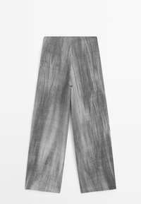 Spodnie o szerokich nogawkach w szarym materiale z teksturowanym, drewnopodobnym wykończeniem. Charakteryzują się minimalistycznym stylem bez widocznych zapięć i kieszeni.