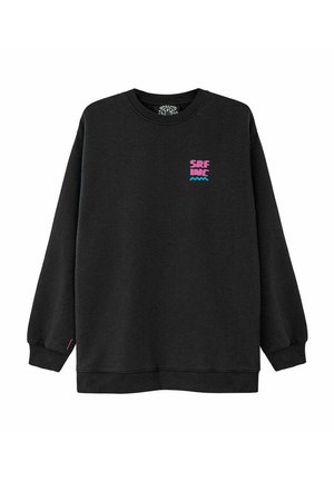 Czarna bluza z długim rękawem i okrągłym dekoltem, z różowym napisem "SRF INC" oraz niebieską grafiką fali na piersi, oraz małym różowym detalem na lewym mankiecie.