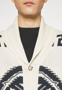 Lindbergh  INTARSIA   mleczny