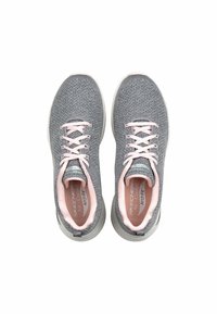 Scarpe sportive grigie con tomaia in maglia texturizzata, lacci rosa e suole ammortizzate. Le caratteristiche includono il marchio e un design della soletta ArchFit.