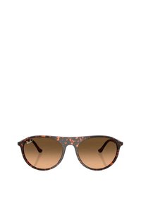 Kočičí sluneční brýle s gradientními hnědými čočkami, zaobleným tvarem a elegantním designem. Mají tónované ramena s brandingem Ray-Ban.
