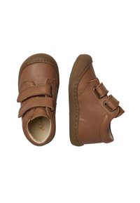 Hnědé kožené boty s dvojitými suchými zipy, zaoblenou špičkou, strukturovanou gumovou podrážkou a bezšvovým vnitřním potahem pro pohodlí.