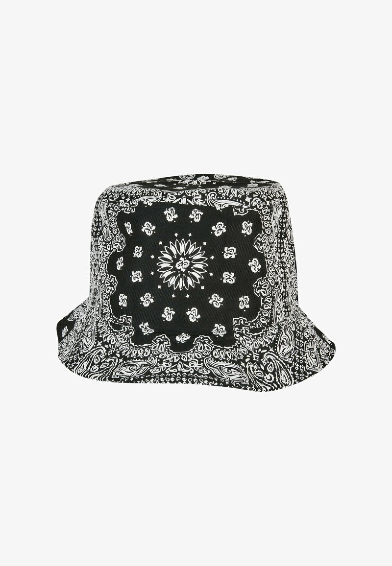 Fekete vödörsapka fehér paisley mintával, széles, elnyílt karimával és puha anyaggal, amely lazán, de struktúrált sziluettet kínál.