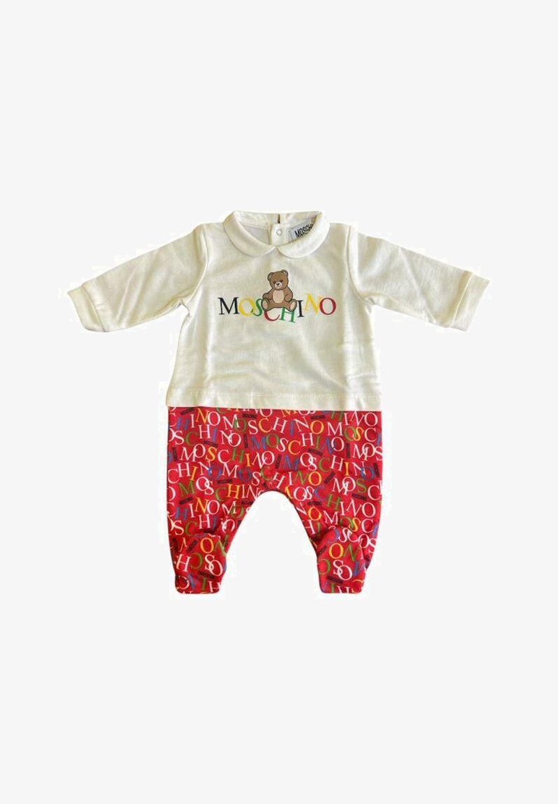 Bílý dlouhý rukáv dětský overal s límečkem, grafika medvídka, text "Moschino" na hrudi a červené kalhoty s barevným potiskem "Moschino".