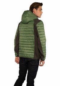 Giacca imbottita verde con cappuccio, caratterizzata da lati grigi scuri. Tessuto liscio e motivo trapuntato, adatta per un look casual.