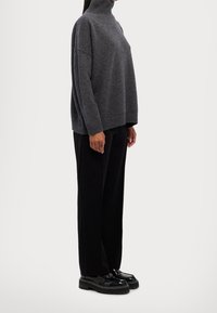 WEEKEND MaxMara Sweter