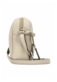 Bolsa de piel beige tipo bandolera con acabado texturizado, que cuenta con un cierre superior, correa ajustable y acentos de hardware mínimos.