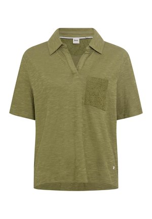 Olivengrøn kortærmet polo med en brystlomme med blonde-mønster og åben V-hals.