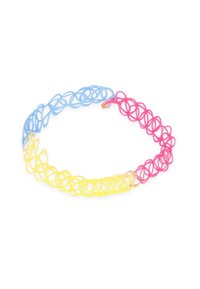 Braccialetto colorato e flessibile realizzato con filamenti intrecciati in blu, rosa e giallo, caratterizzato da un design ad anello con una superficie liscia.
