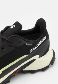 Salomon ALPHACROSS 5 GTX - Löparskor terräng - black/transparent yellow/sunny lime