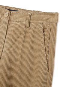 Helle corduroyhose mit vertikaler Rippstruktur, einem einzigen Knopfverschluss und vorderen Taschen. Glatter Stoff mit sanftem Glanz.