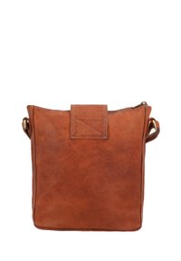 Brun läderaxelväska, fyrkantig form, texturerad yta, med en klaffstängning och sydda detaljer på framsidan och sidorna.