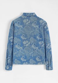 Veste en jean bleu avec un motif semblable à des nuages, dotée d'un col pointu, de manches longues et de poignets à boutons. Tissu texturé avec des nuances de bleu variées.