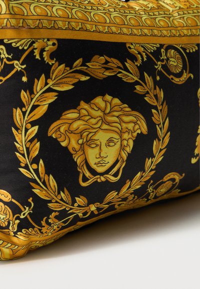 Μαύρο και χρυσό διακοσμητικό ύφασμα με κεντρικό κεφάλι Μέδουσας, περιβαλλόμενο από ένα περίτεχνο στεφάνι δάφνης και πολύπλοκα μπαρόκ μοτίβα.