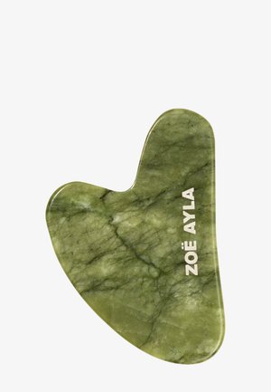 Outil gua sha facial en jade vert avec des bords lisses et courbés et « ZOË AYLA » imprimé en blanc sur un côté.