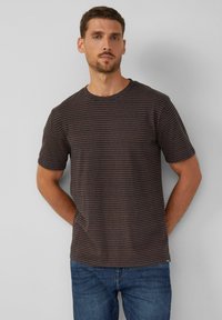Camiseta de manga corta en gris oscuro con rayas horizontales marrones y naranjas, cuello redondo, material de algodón y un corte relajado.