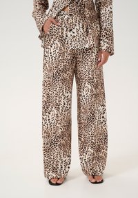 Leopardmønstret brede bukser lavet af letvægtsstof, med høj talje og sidelommer, samt en elastisk talje for komfort.