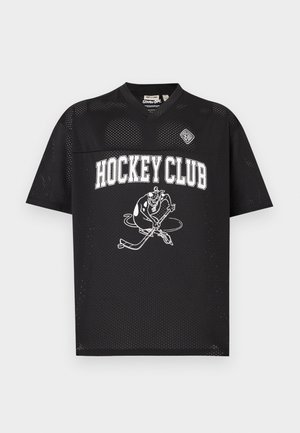 Zwart hockeyshirt van gaas met witte tekst "HOCKEY CLUB" en een cartoonafbeelding van een hond die hockey speelt op de voorkant.