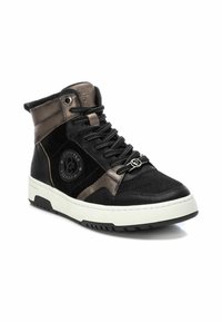 Zapatilla alta en negro y bronce con un upper de tela texturizada y cuero. Presenta cordones negros, un acento de logo redondo y una suela blanca.